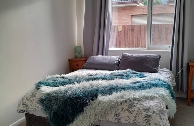 Furnished 1bedroom apartment. Close to local shopping strip.