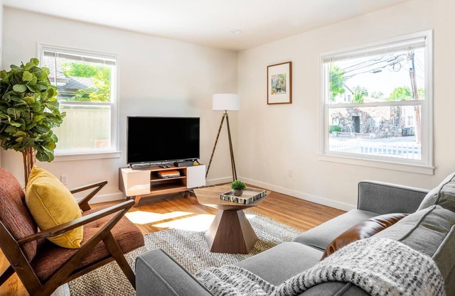 Furnished 1BR in Mountain View w/ Yard & Parking