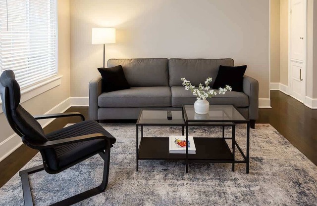 Furnished 3BR Apt w/ Laundry