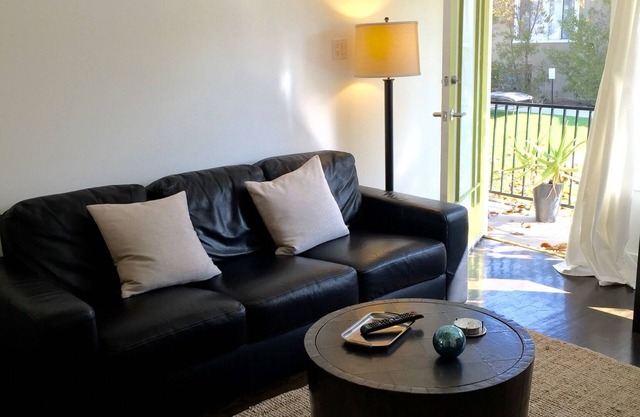 Furnished Artistic 1 bedroom cottage in quiet yet central, LA location