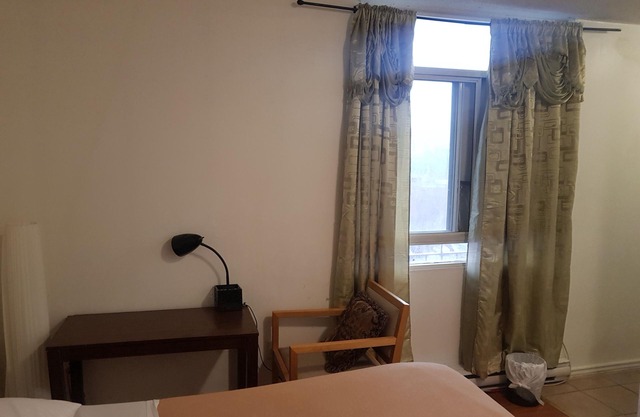 Furnished bachelor studio near Dundas/College Station, Toronto Metropolitan Uni.