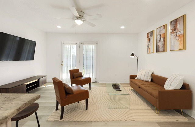 Furnished Corporate 3-BR Townhome, Fast WiFi, Pet friendly, Bucktown, Metairie