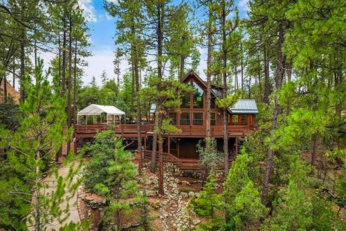 Furnished Deck and Forest Views Pine Retreat!