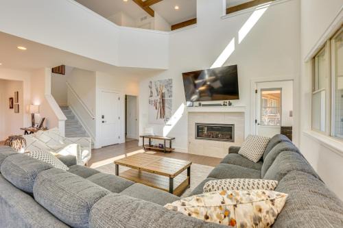 Furnished Deck and Hot Tub Chic Granby Home!