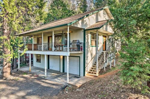 Furnished Deck Family-Friendly Twain Harte Home