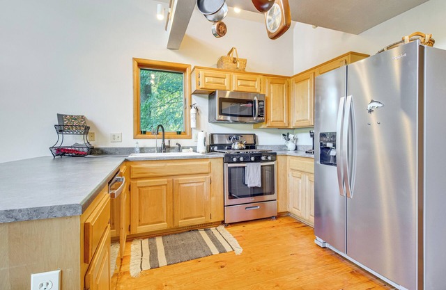 Furnished Deck & On-Site Creek: Rae Valley Cabin
