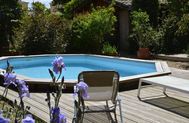 Furnished gîte, 2 to 4 pers Ground floor, garden with trees not overlooked and secure swimming pool