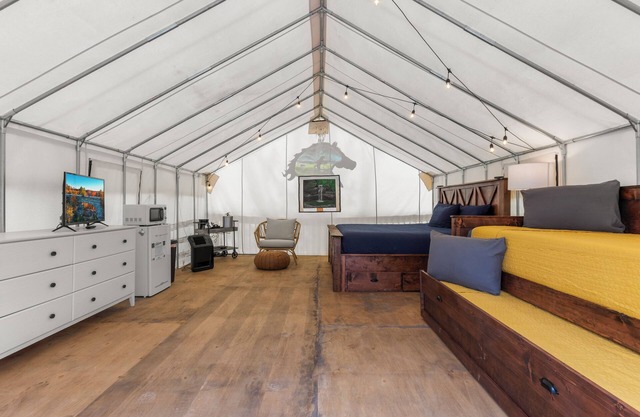 Furnished Glamping Tent/King Bed/Access to the Red River - Hallowed Horse - #2