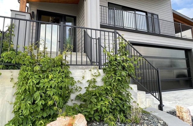 Family-Friendly Modern Luxury Home - Just 5 minutes from the airport!