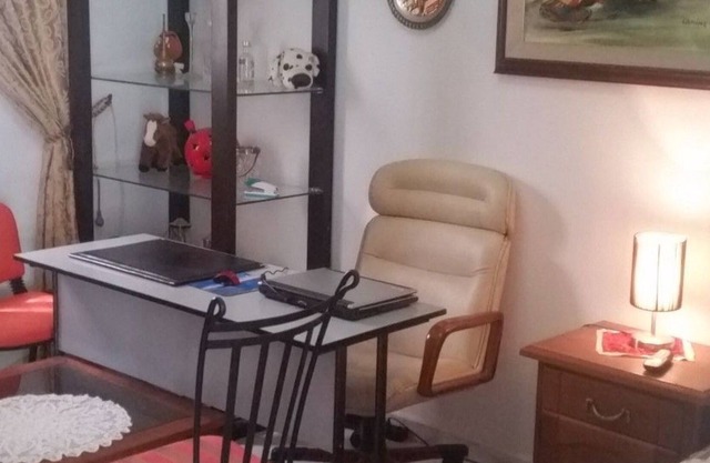 habitación privada amueblada con aire acondicionado