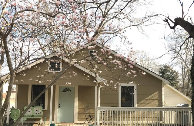 2BR / 1BA Alquiler mensual amueblado llave en mano en el centro histórico de Norcross