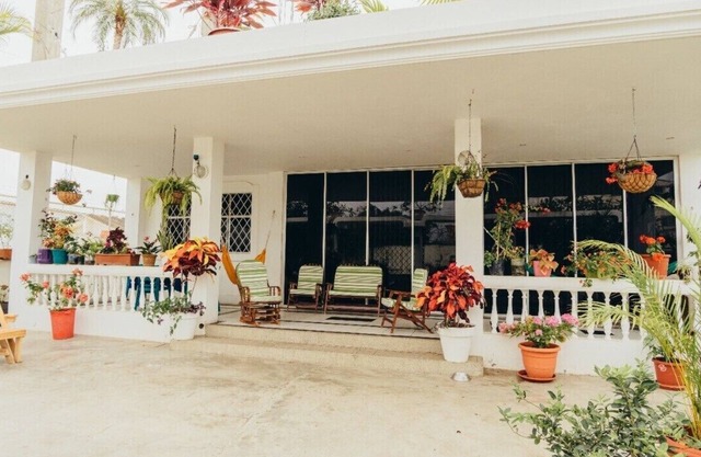 Villa vacacional amoblada de lujo a 2 mins. del mar, con 3 habts y 4 baños.