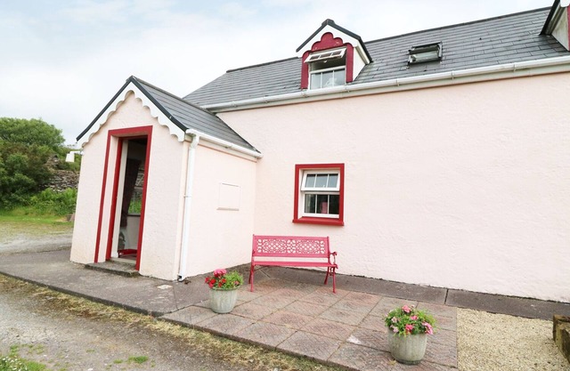 FUSCHIA COTTAGE, pet friendly in Waterville, County Kerry