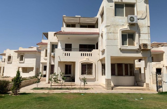 فيلا خاصة اول صف علي البحر الاحمر منتجع صن لايت