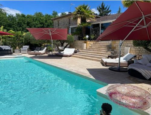 Gîte 1 à 6 personnes Rez de jardin de la villa piscine et sauna à partager Jacuzzi en option