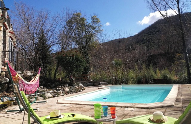 Gîte 4 à 6 Personnes Avec Piscine Avec vue sur la Montagne et la Riviere