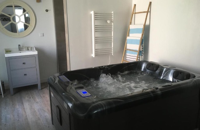 Gîte avec jacuzzi privatif à proximité de l'océan