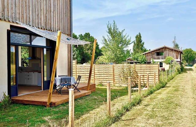 Gîte beautiful countryside, quiet, animals, outdoor bath. Ideal for families.