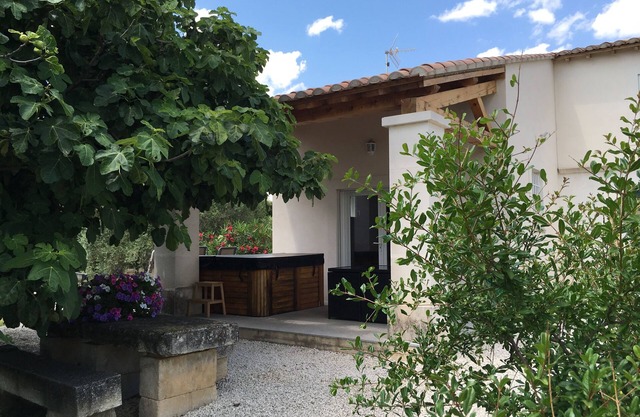 Gîte du Petit Mandon-Arles-Crau-Camargue: una casa para 5 personas con spa