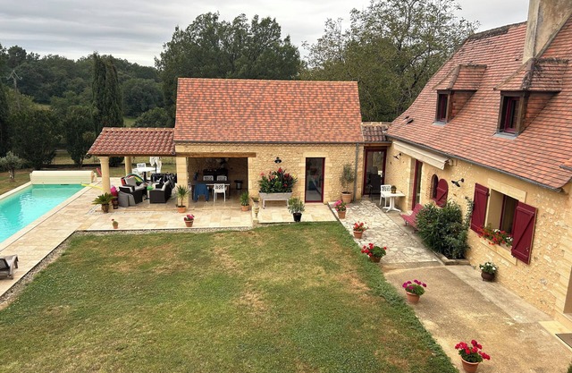 Gîte du pigeonnier with swimming pool Périgord noir 4 people 124€ per night