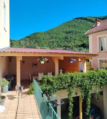 Gîte La Rose des Alpes à Serres, 3 chambres, capacité 4 à 8 personnes, Cuisine, Terrasse, Parking et Garage