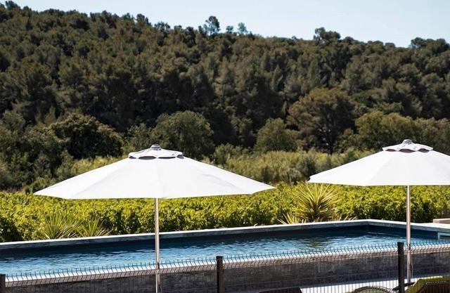 La Londe hermosa casa de campo 45m² marrón 4 * en propiedad agrícola piscina aire acondicionado wifi