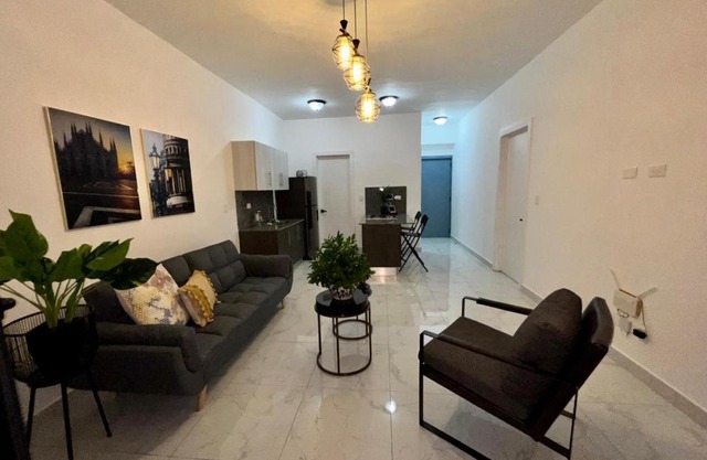 GABBY’S SKY APARTMENT WITH JACUZZ+GYM @ EVARISTO MORALES