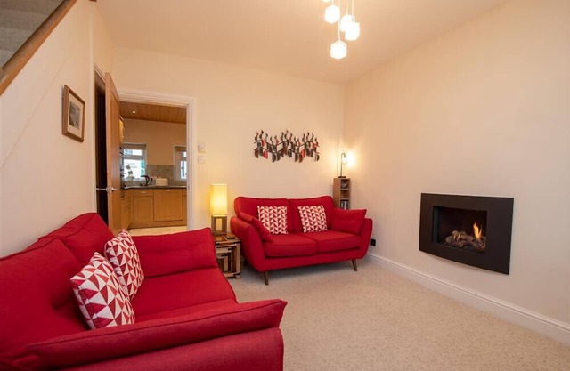 GABLE END, family friendly, with open fire in Keswick