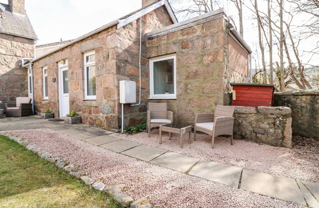 GAIRNLEA COTTAGE, family friendly, with open fire in Ballater
