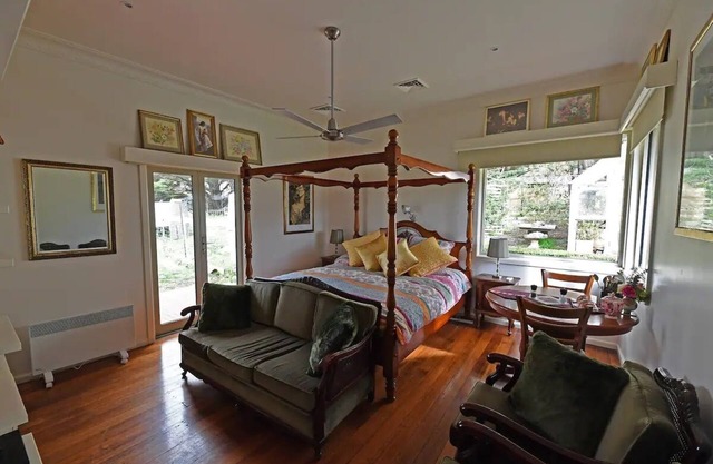 Galahad's Animal Sanctuary & B&B / Tour / Farmstay