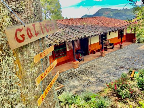 Galicia, cabaña junto a un bosque y a Cascada