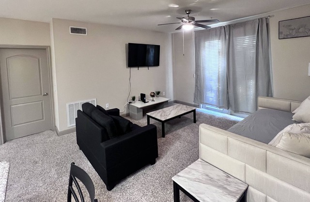 Galleria-Uptown Modern APT Suite