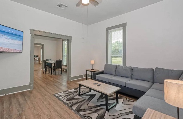 Galveston, Dike, and Texas City Access - Cozy 8 Bed Home!