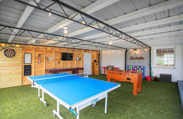 4 dormitorios 2 baños casa con bañera de hidromasaje, sala de juegos y 2 fogatas