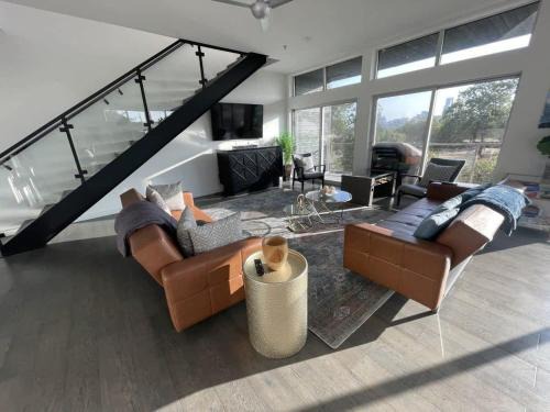 Game Day Penthouse Steps from UT Sports