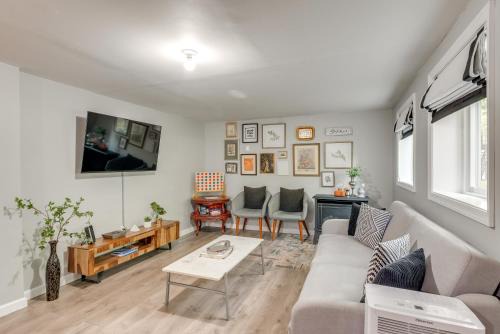 Game Room and Deck Family Home in Tobyhanna!