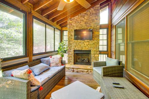 Game Room and Hot Tub Cabin 9 Mi to Blue Ridge!