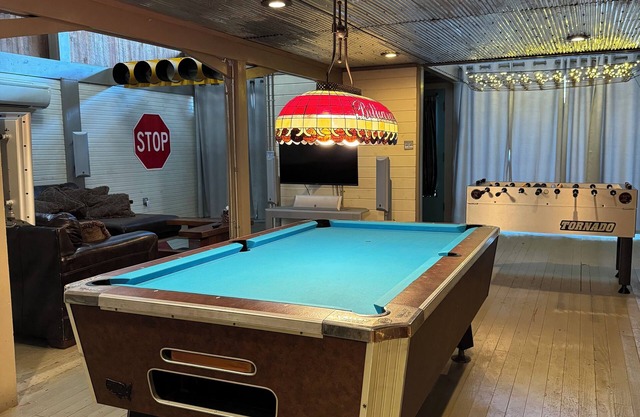 Game room/ sleeps 10/ near Murfreesboro Diamond mine/ lakes/ fun, unique, quirky