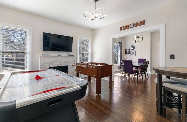 Game Themed, sleeps 12, king beds, walking distance to volleyball tourney!!