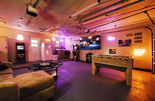 Gameroom,15 Miles to Dickies Arena,FirePit,BBQ Grill!