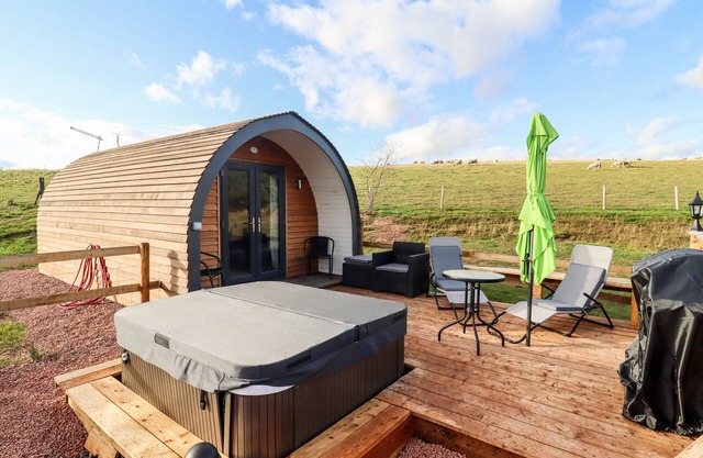 GANDER POD, pet friendly, with hot tub in Clifton Upon Teme