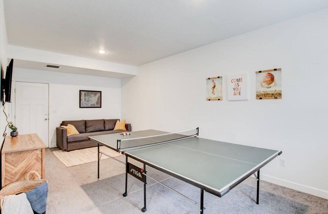 Garage, Game Room, King Bed!