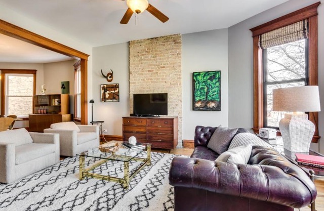 Garage Parking - Vintage Charm - and a Fabulous Location! Easily Enjoy the Best of Chicago!