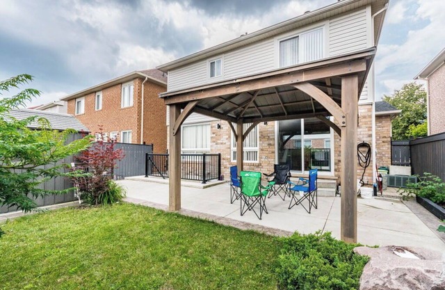 Garden 2 Bedroom Apartment - Free Parking/Wifi/Laundry/Workstation