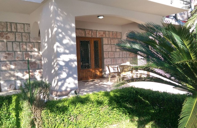 GARDEN APARTMENT