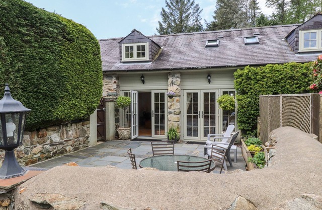 GARDEN COTTAGE, pet friendly, with a garden in Tremadog