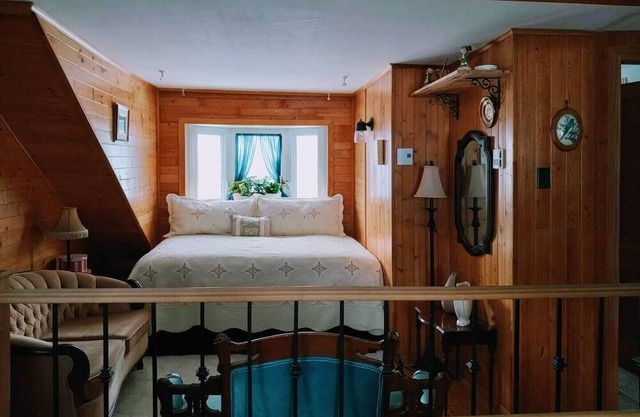 garden cottage/hot tub-20 minutes to downtown