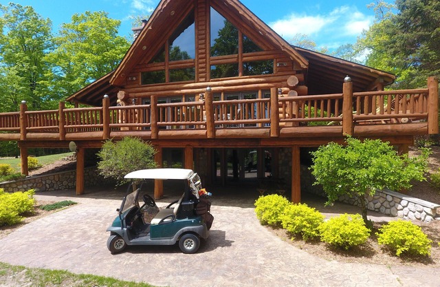 Garden Golf Lodge - Snowmobile trail nearby. Large heated garage.