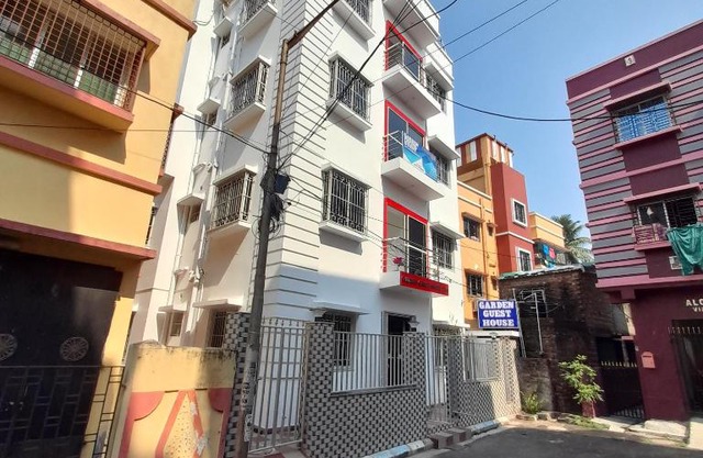 Garden Guest House 250m from VFS Global & Rene Tower , acropolis mall