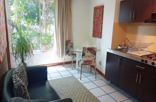 CASA DE JARDÍN 1 DORMITORIO / CAMA DOBLE / BAÑO COMPLETO / COCINA / SALÓN Y COMEDOR